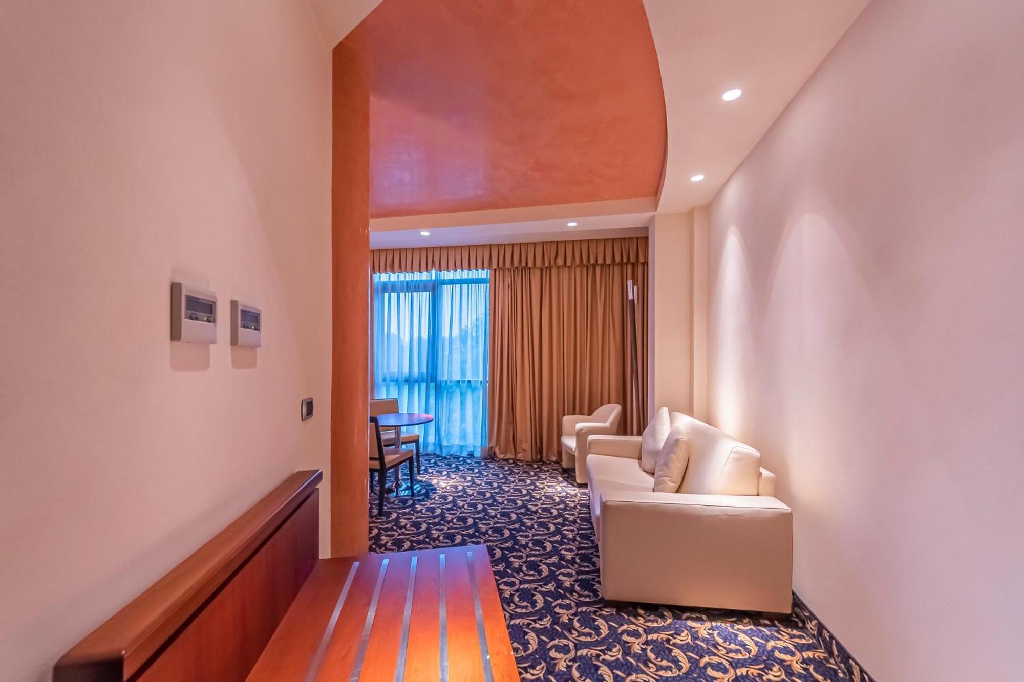 Dado Hotel International Parme Extérieur photo