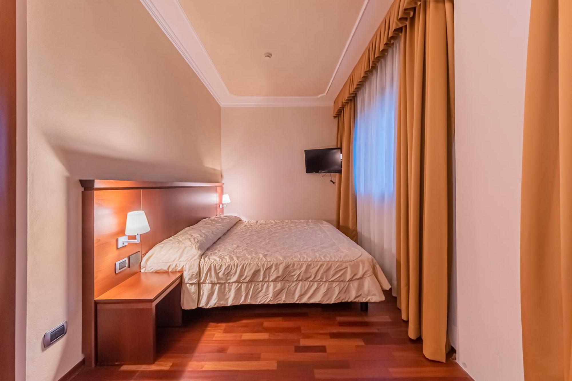 Dado Hotel International Parme Extérieur photo