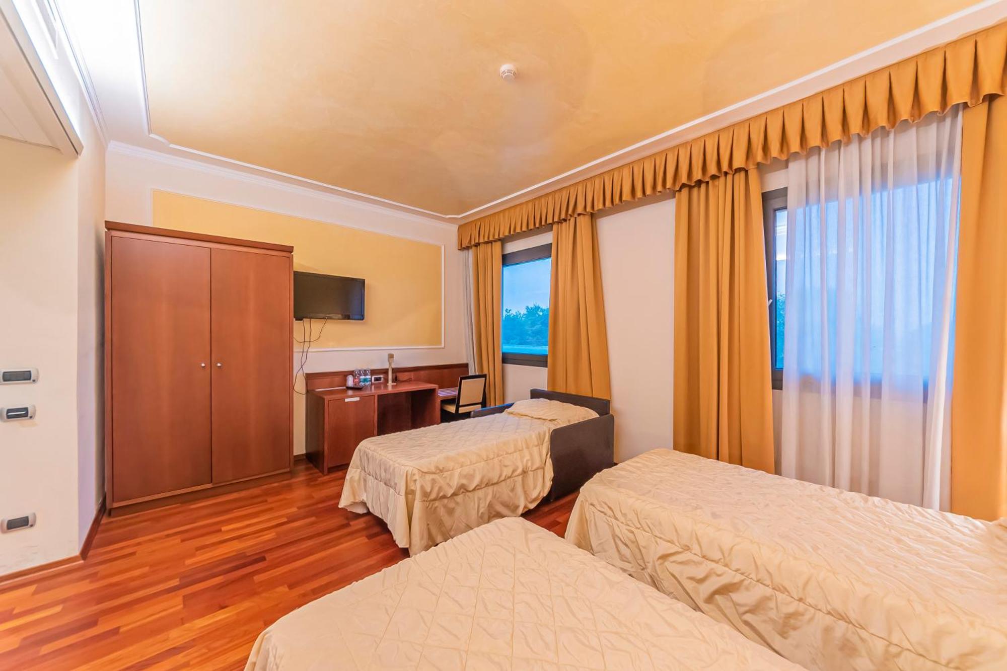 Dado Hotel International Parme Extérieur photo