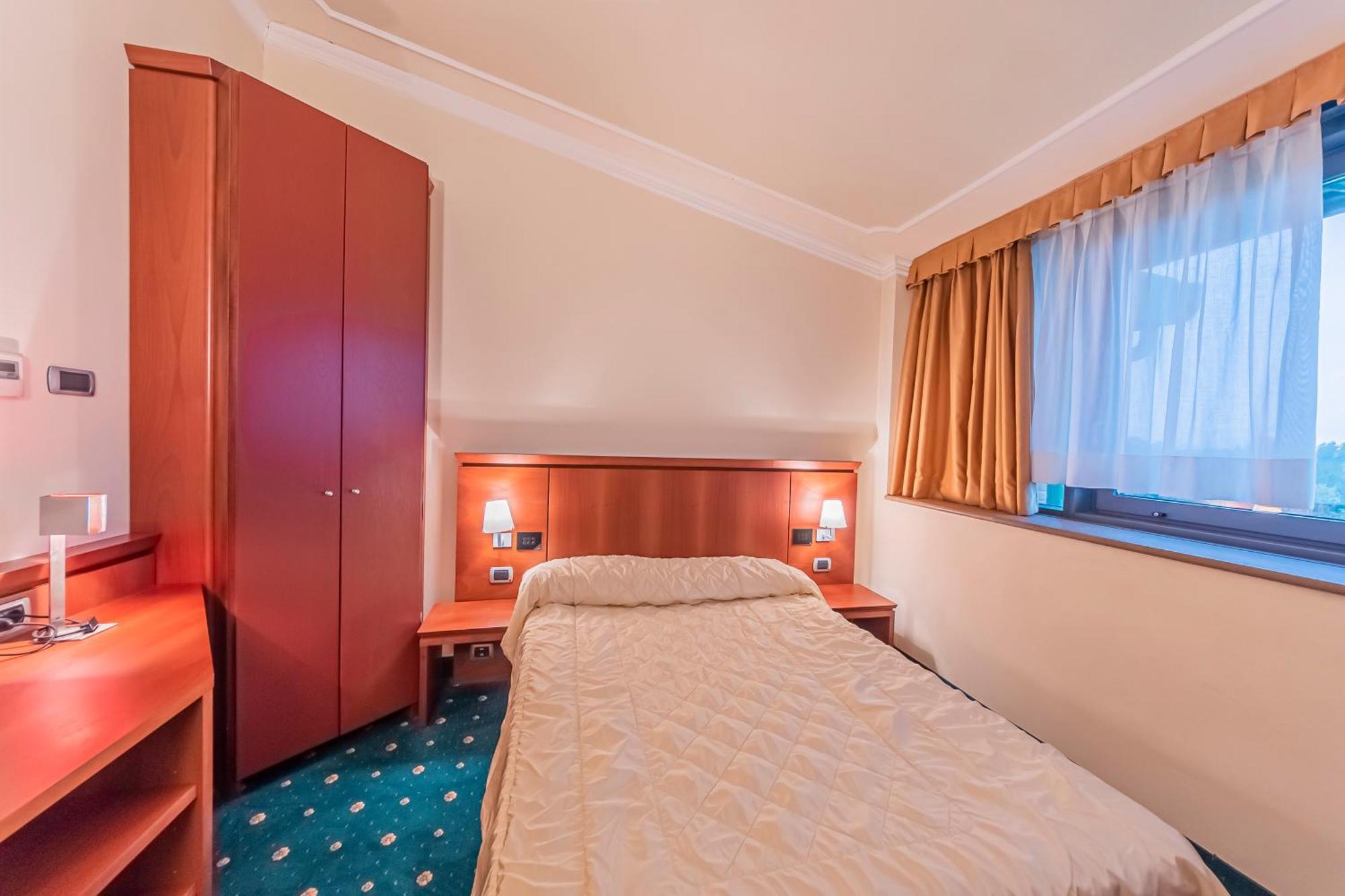 Dado Hotel International Parme Extérieur photo