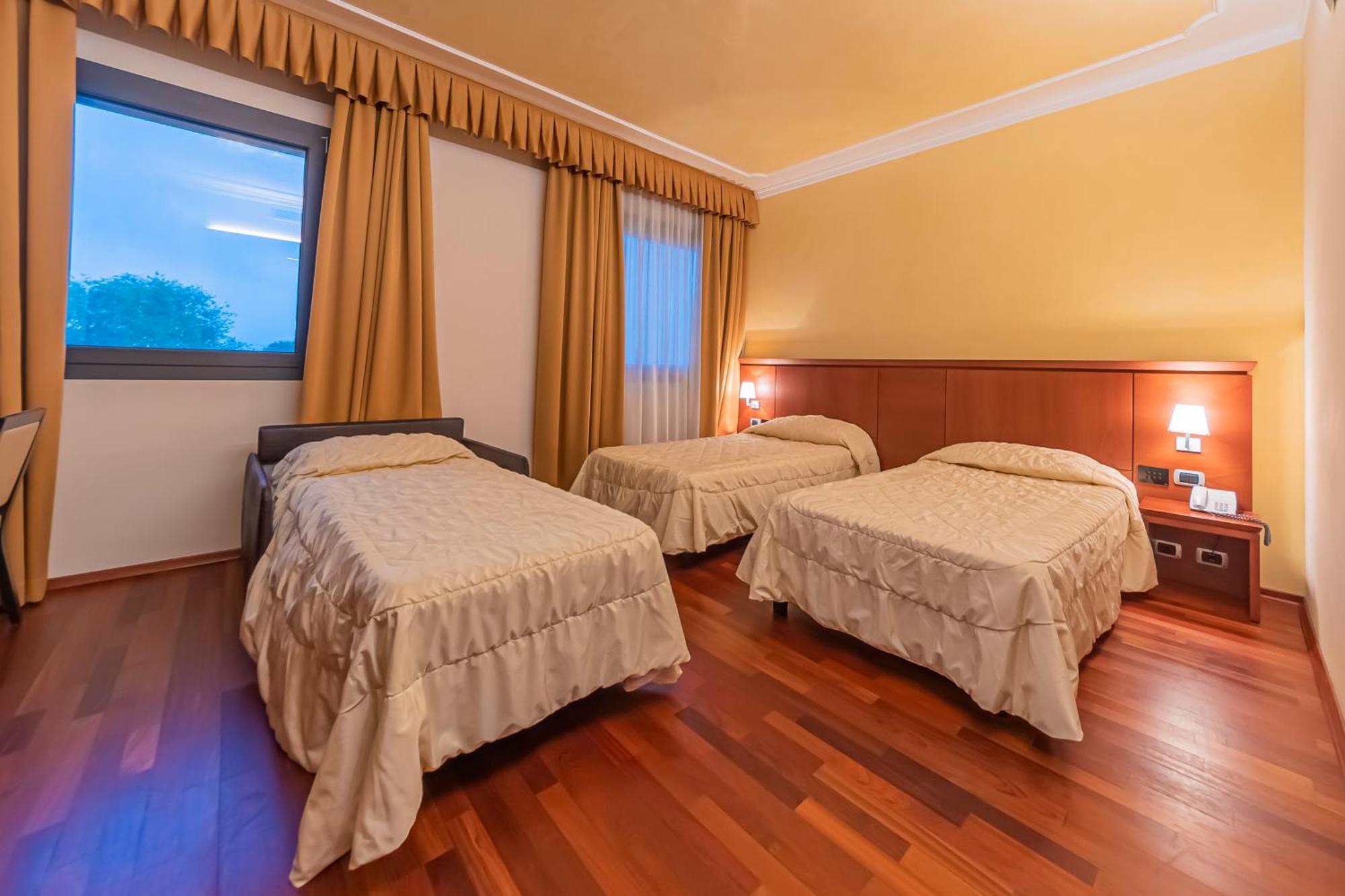 Dado Hotel International Parme Extérieur photo
