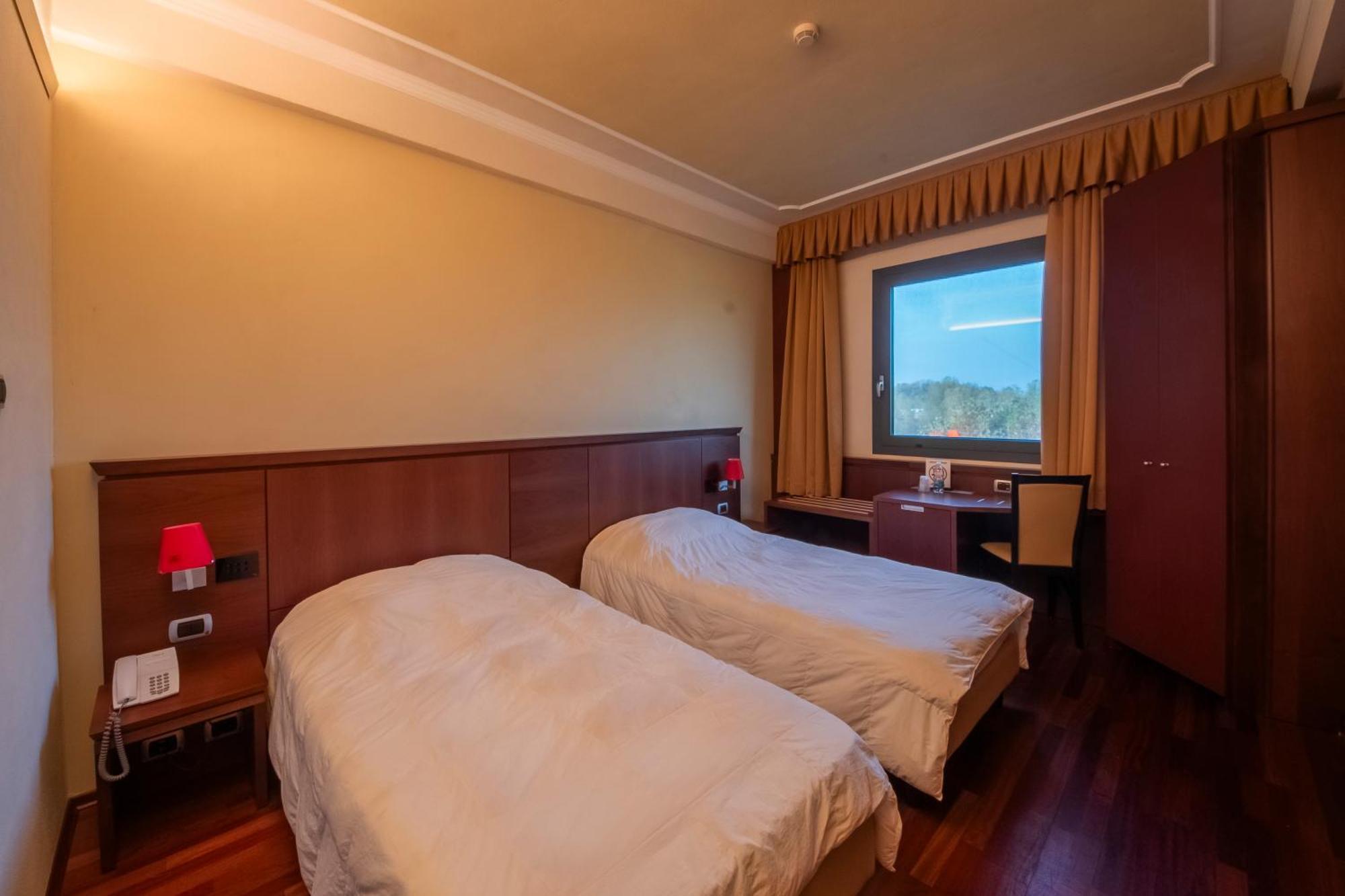 Dado Hotel International Parme Extérieur photo