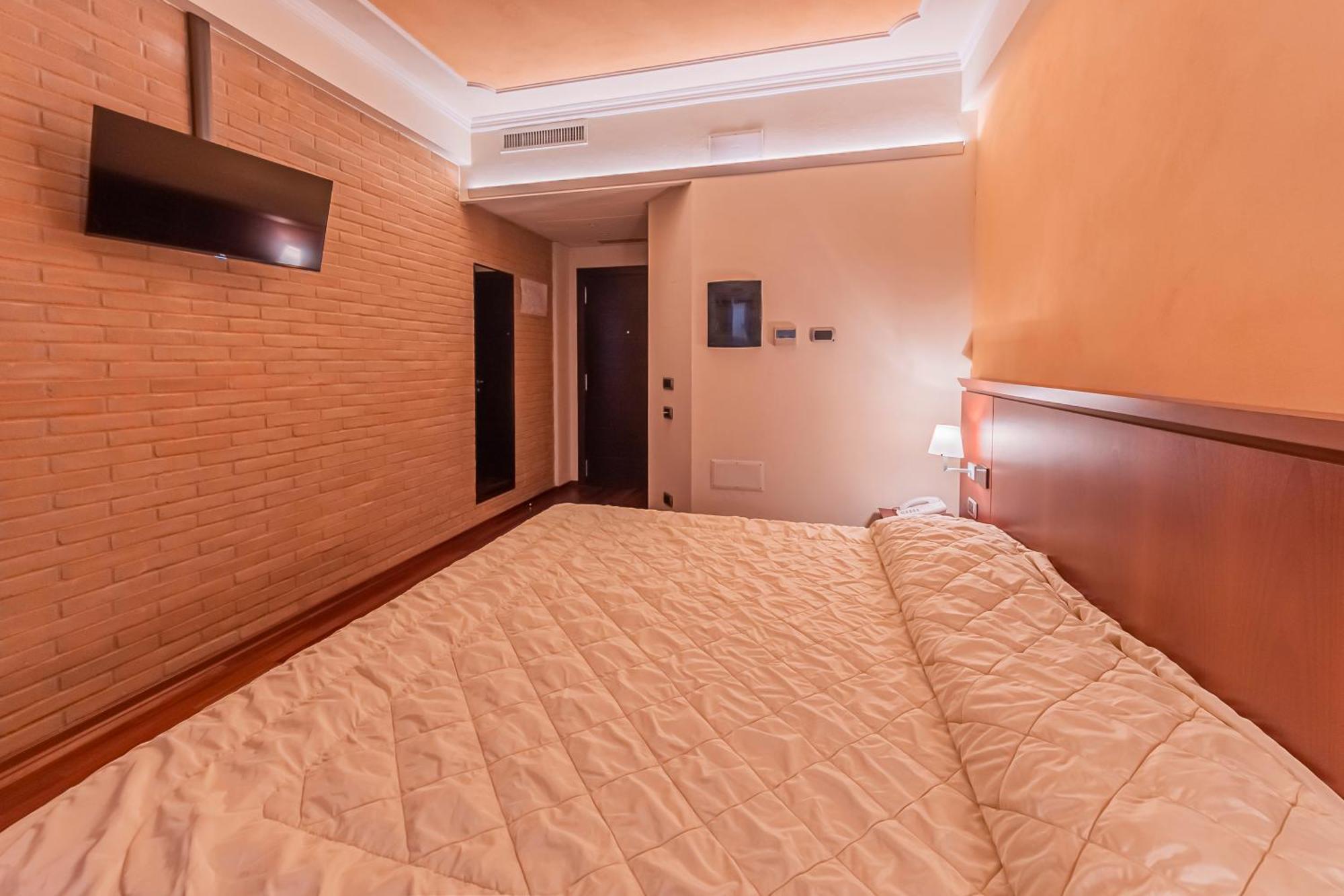 Dado Hotel International Parme Extérieur photo