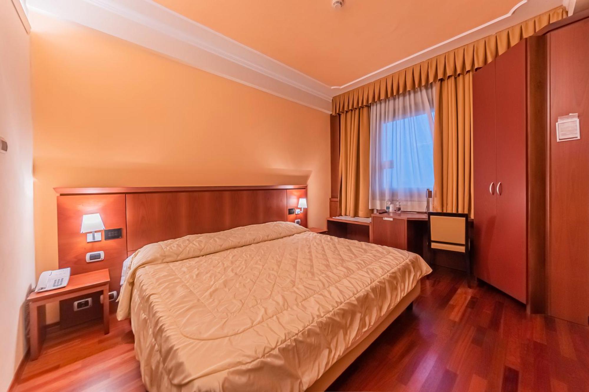 Dado Hotel International Parme Extérieur photo