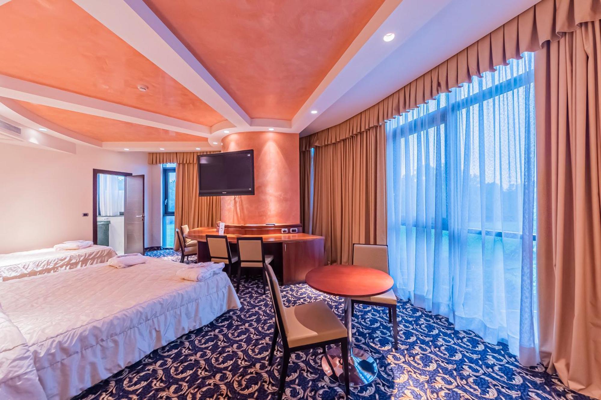 Dado Hotel International Parme Extérieur photo