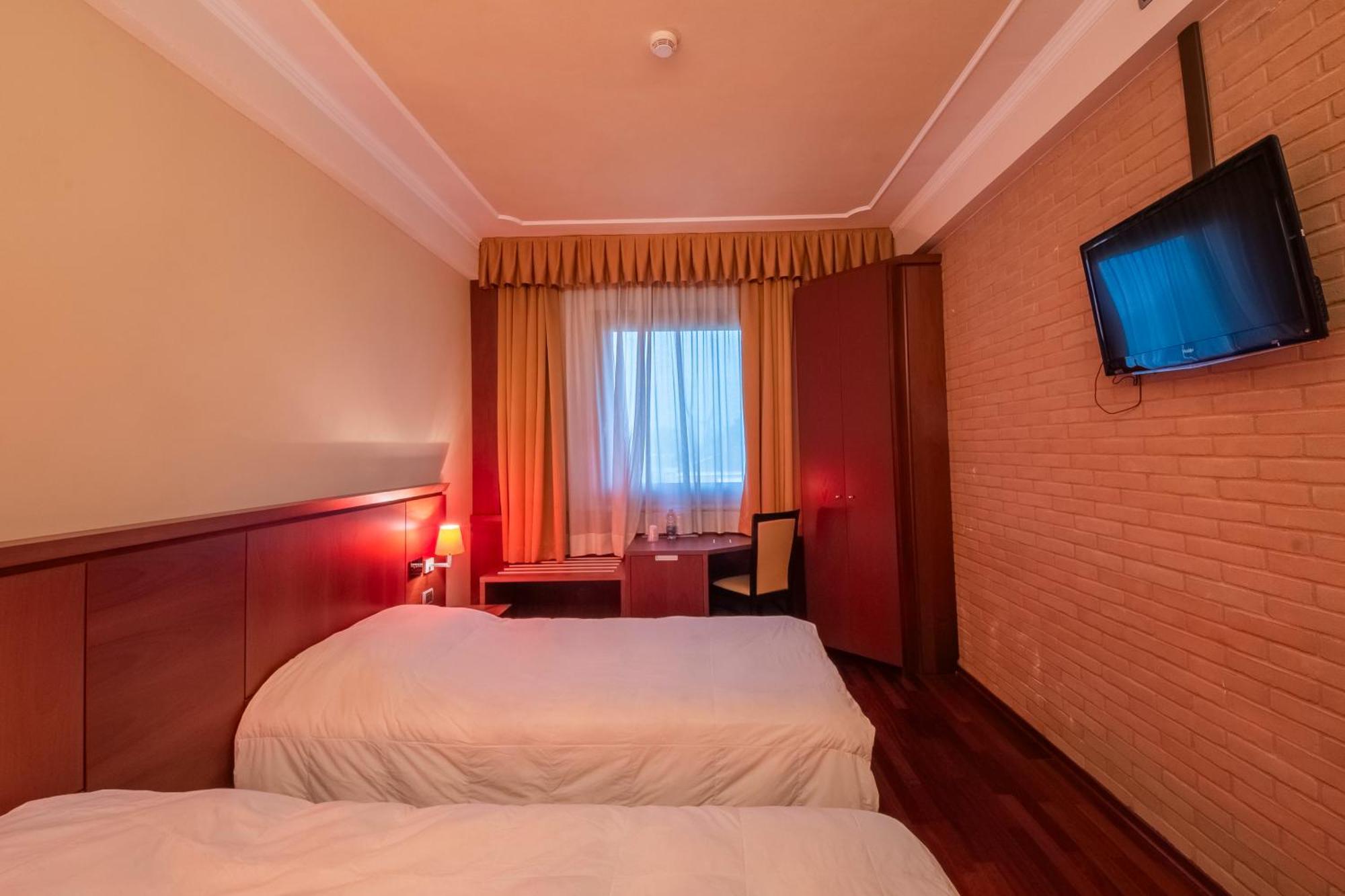 Dado Hotel International Parme Extérieur photo