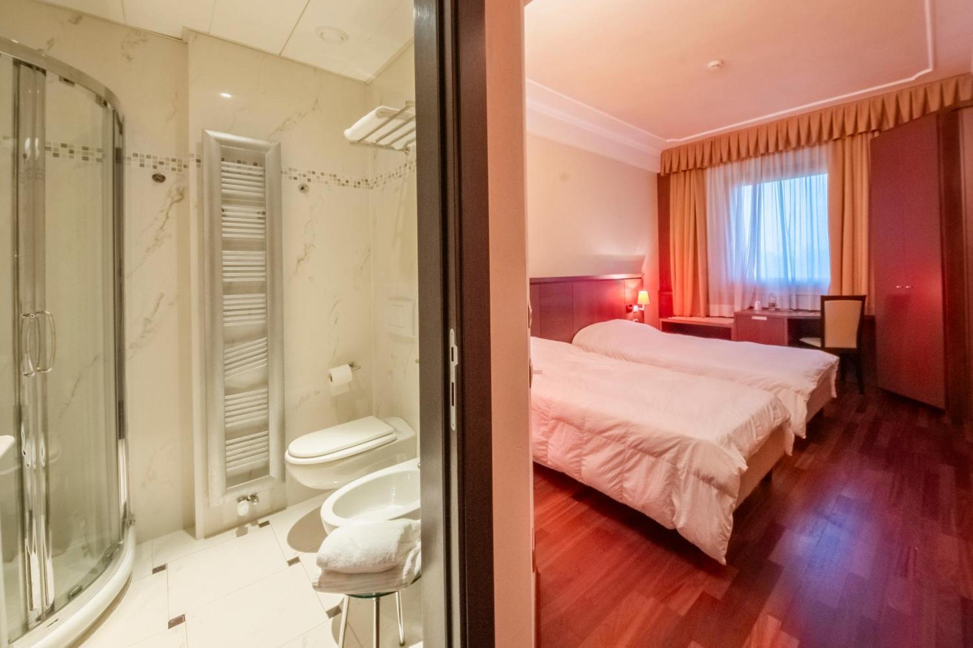 Dado Hotel International Parme Extérieur photo